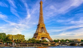 Romantic Trip for Lovers. Go to Paris, France.