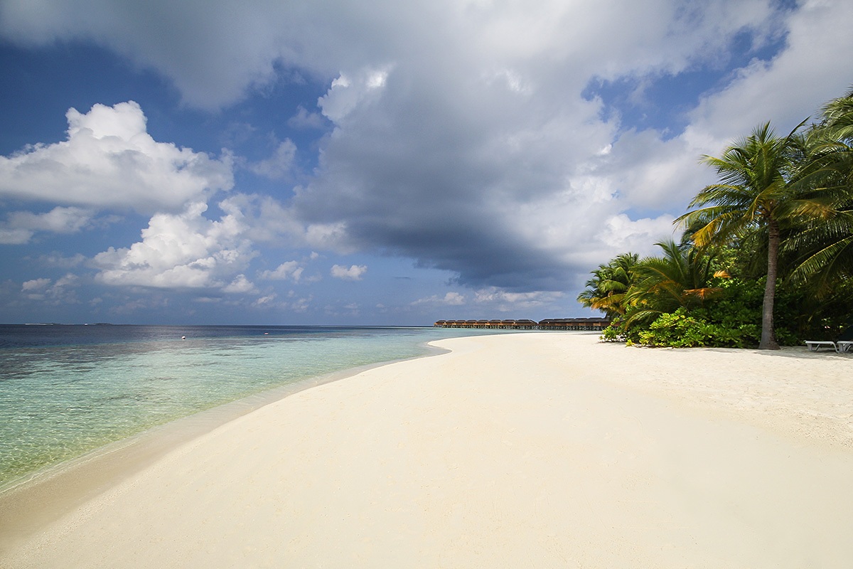 Spectacular views of the white sand on the beach and the Indian Ocean, Vilamendhoo Island